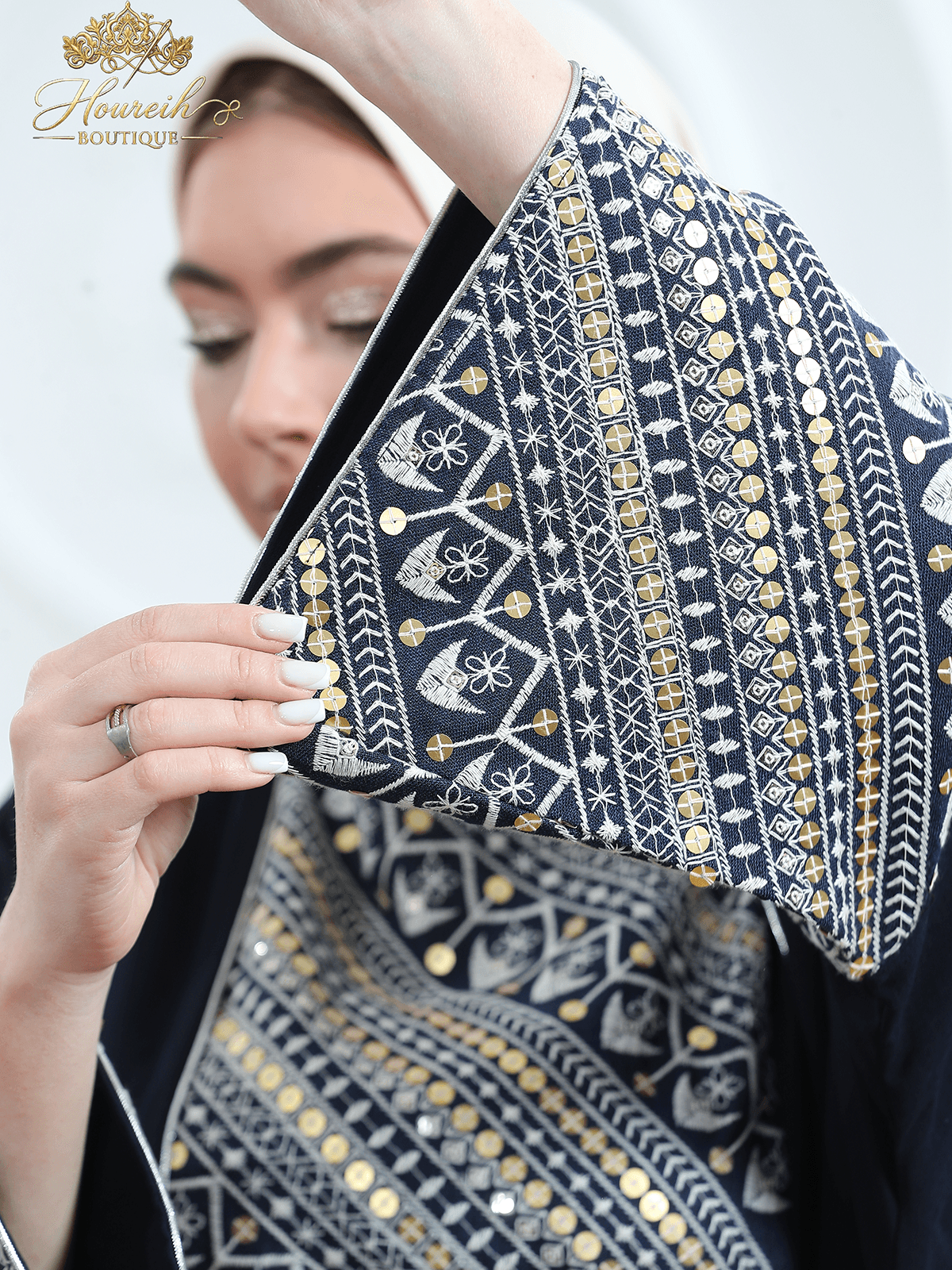 عباية نقش الملوك بتطريز فاخر من حورية بوتيك
